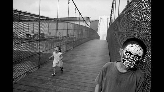 說明: Macintosh HD:Users:chendong:Desktop:張乾琦 工作坊:工作坊:官方作品:中文圖說:不存在的戰(zhàn)爭:6. 張乾琦，“不存在的戰(zhàn)爭”視頻截圖，2017.jpg