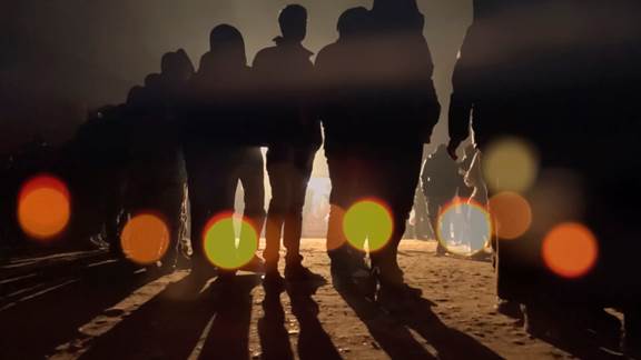 說明: Macintosh HD:Users:chendong:Desktop:張乾琦 工作坊:工作坊:官方作品:中文圖說:AZMA:5. 張乾琦，“AZMA”視頻截圖，2017 .jpg