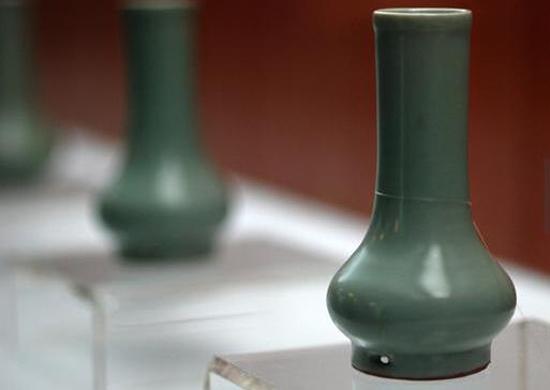 南宋，龍泉窯，粉青釉鼓腹瓶 