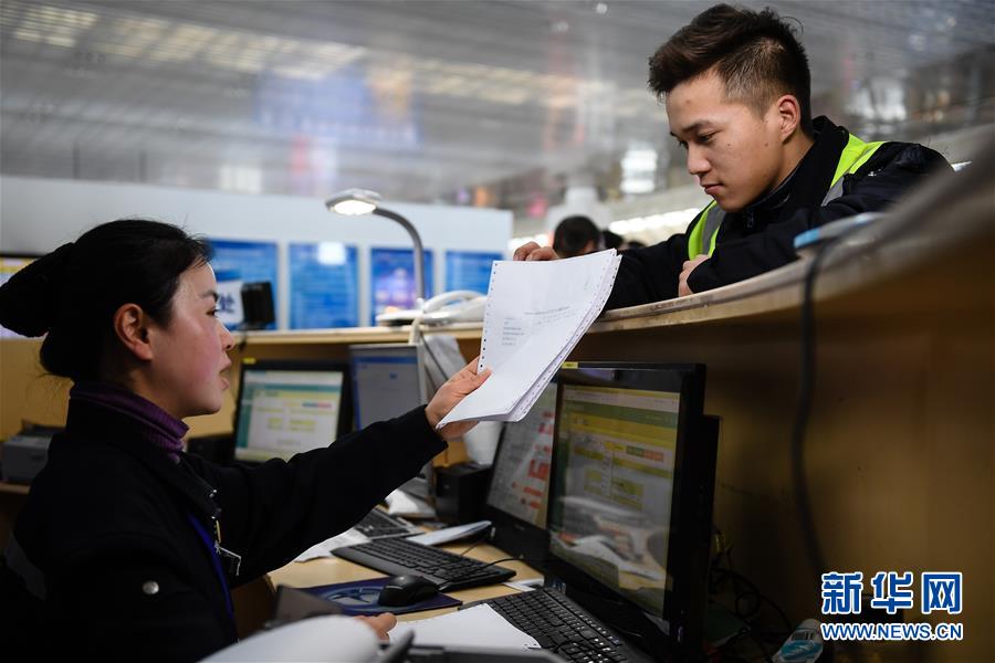 （關(guān)注春運·圖片故事）（1） 奔跑吧！高鐵送餐小哥