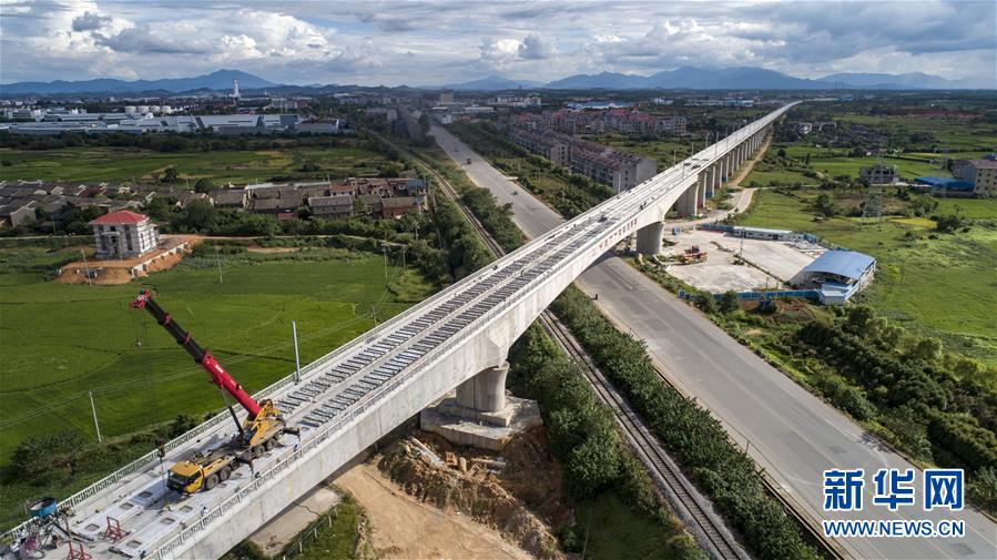 （經(jīng)濟(jì)）（1）昌贛高鐵首段無(wú)砟軌道鋪通