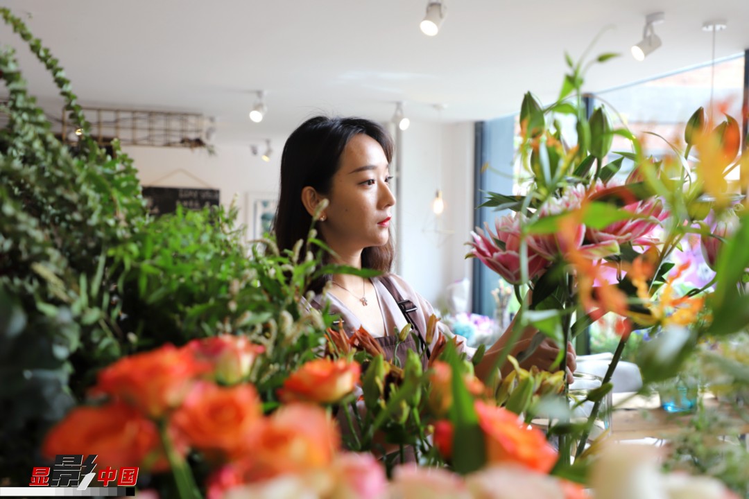 每天和花打交道是一個幸福的職業(yè)，但同時也充滿壓力和挑戰(zhàn)，“花在呈現(xiàn)給客人的那一瞬間是美好的，但前面的每一個步驟都是很辛苦的?！蓖趵桄抡f，花藝是最原始的手工藝產(chǎn)品，沒有辦法機械化、流程化和規(guī)?；?，必須要用雙手一點點地賦予其生命和美感。圖為王黎媛在挑選制作花束的鮮花。新華網(wǎng) 周亞平/攝 念新洪/文